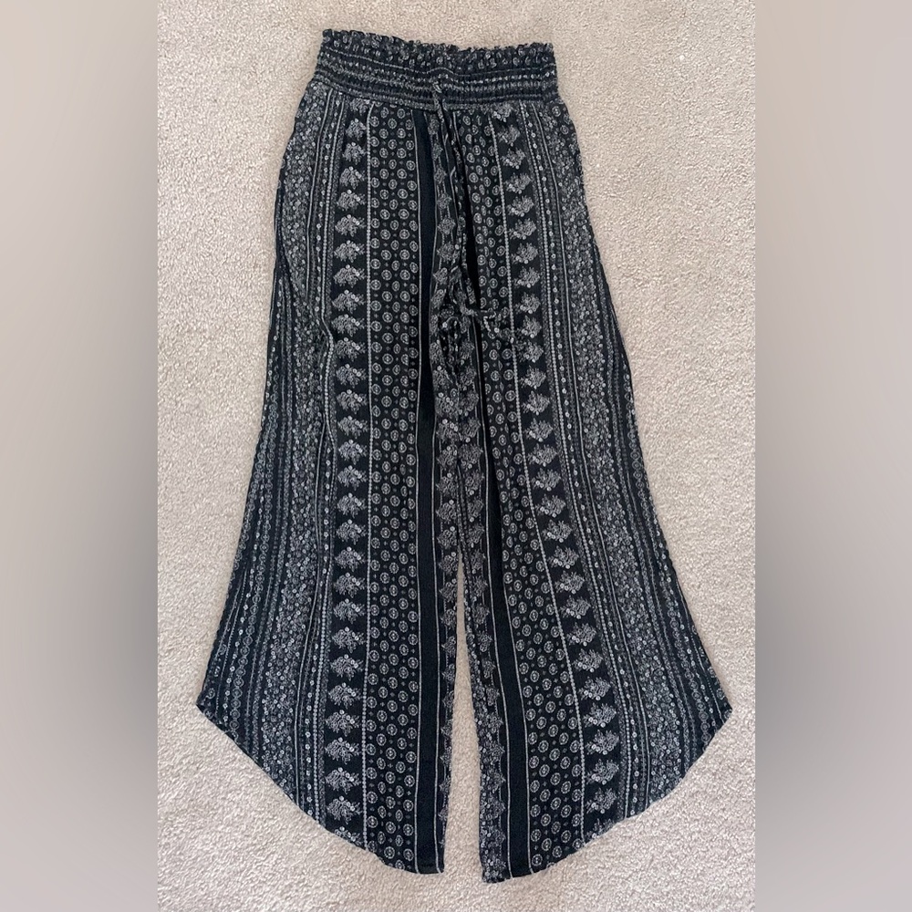 Bepop, size small, black and white capri pants